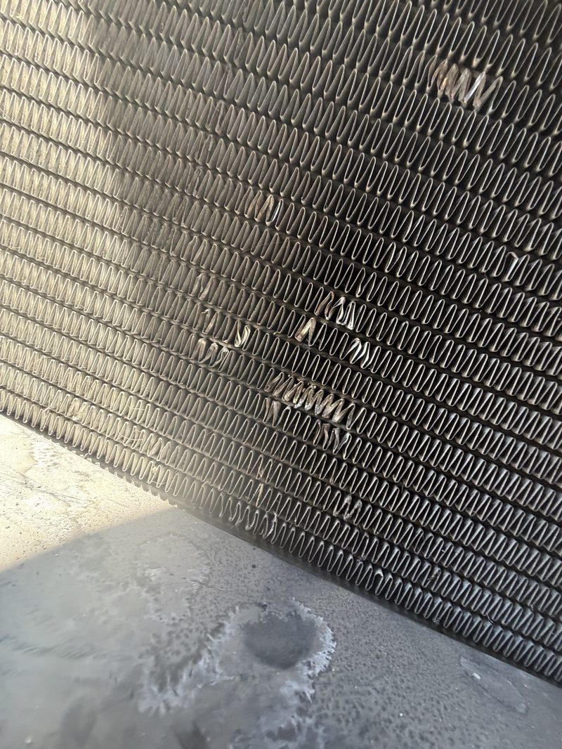 Radiator core with a damaged section of cooling fins
